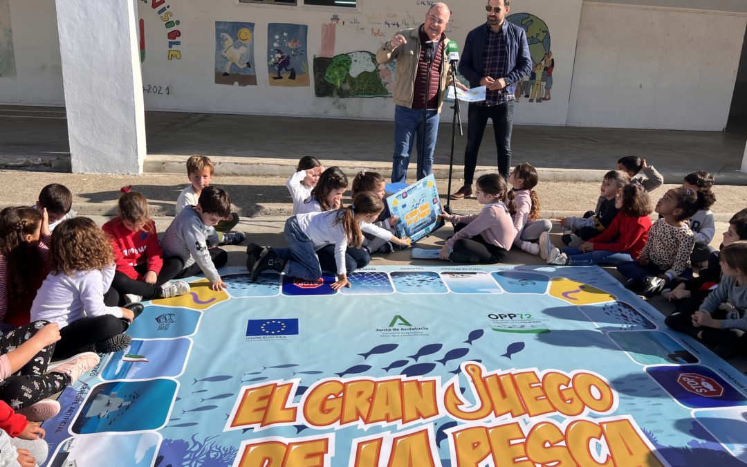 La OPP72 entrega a los colegios de Conil y La Atunara unas fichas y juego educativo sobre la pesca del palangre